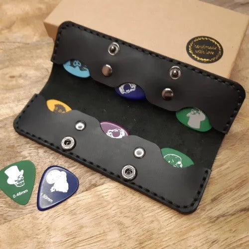 Etui pour 6 médiators de guitare. Etui à médiators en cuir personnalisé avec gravure d’initiales, logo, image ou texte.