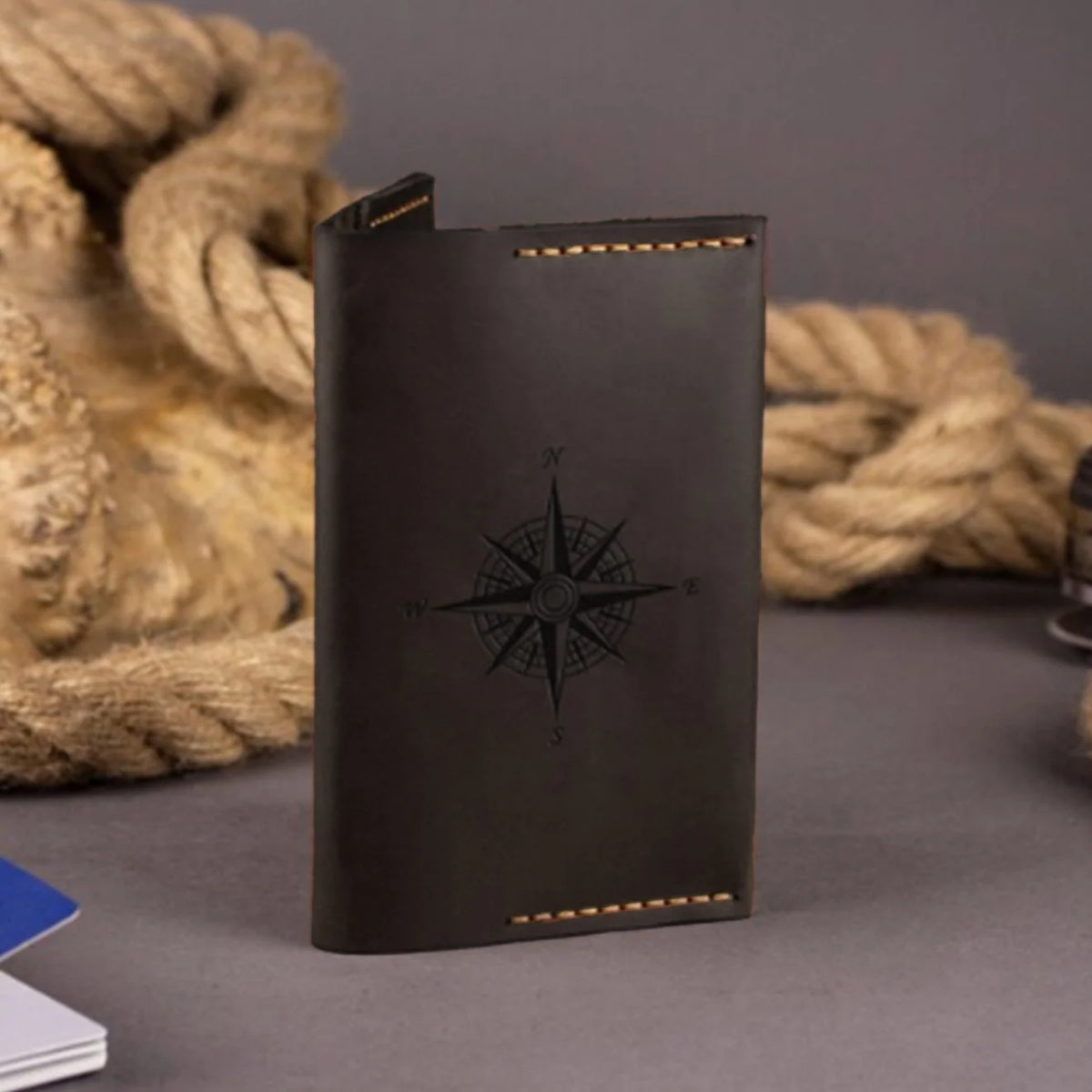 Couverture de passeport personnalisée. Porte-passeport en cuir marron personnalisé. Étui de passeport avec gravure du nom, d’un texte ou d’une image