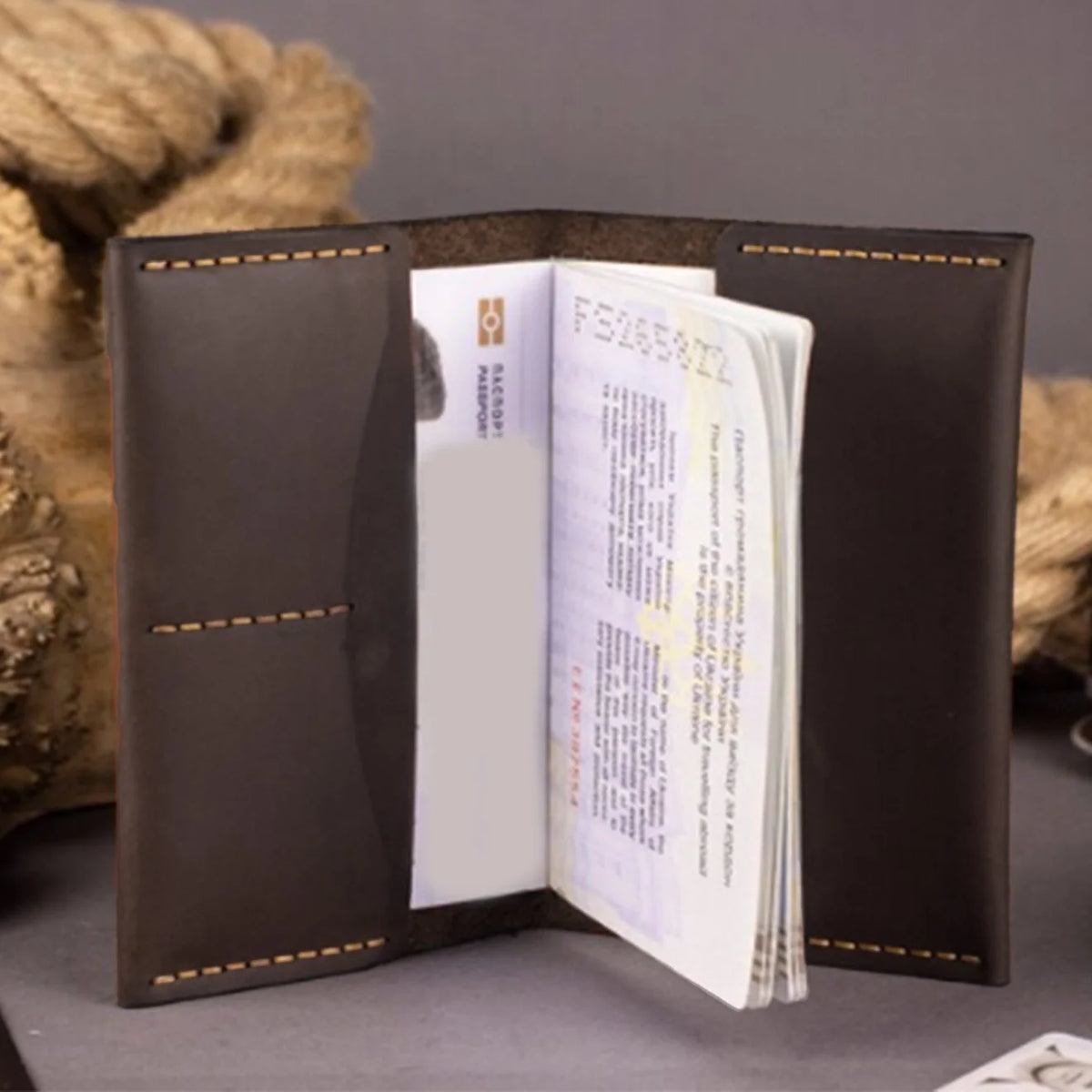 Couverture de passeport personnalisée. Porte-passeport en cuir marron personnalisé. Étui de passeport avec gravure du nom, d’un texte ou d’une image