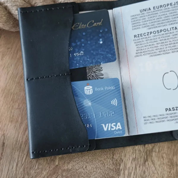 Étui de passeport en cuir personnalisé. Protège passeport en cuir noir personnalisé pour homme avec gravure du nom, des initiales, de la date, etc.
