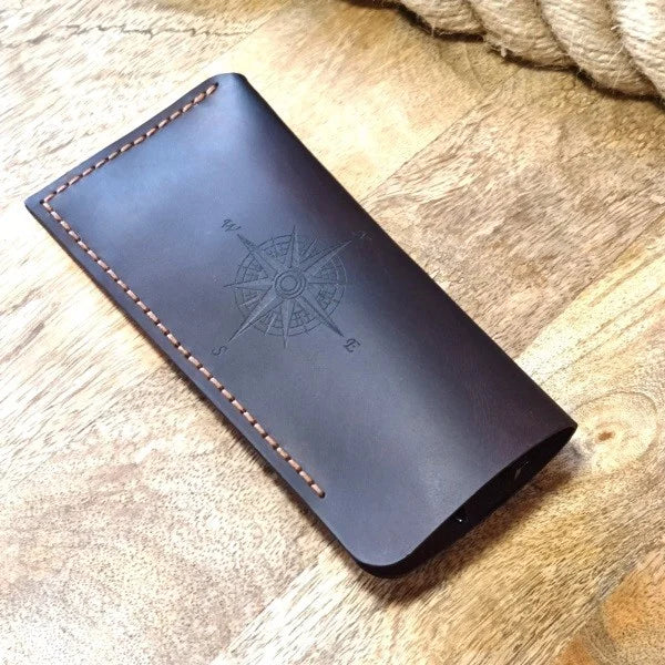 Etui à lunettes en cuir personnalisé avec gravure. Etui à lunettes de soleil personnalisé. Etui à lunettes en cuir marron fait main.