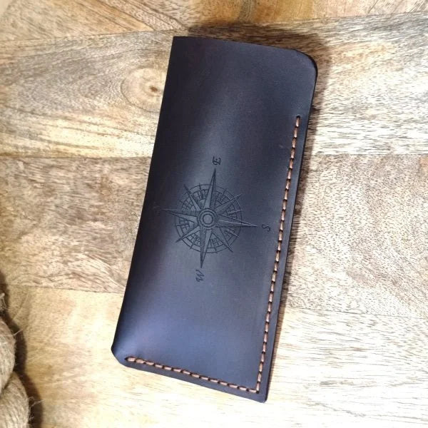 Etui à lunettes en cuir personnalisé avec gravure. Etui à lunettes de soleil personnalisé. Etui à lunettes en cuir marron fait main.
