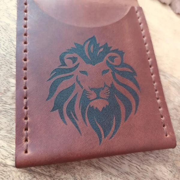Portefeuille en cuir avec pince à billets avec quatre fentes pour cartes et image de lion et gravure personnalisée de tout texte ou image