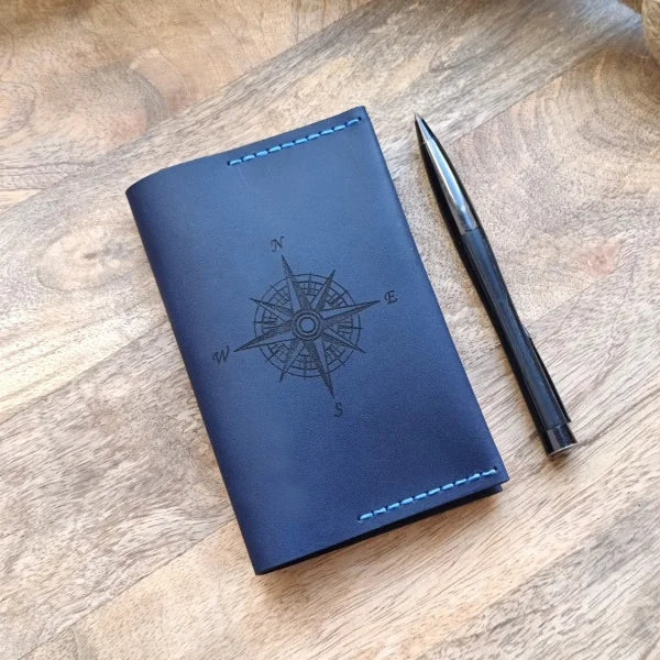 Étui de passeport personnalisé bleu foncé fait à la main avec gravure du nom, des initiales, du numéro de téléphone, d’un texte ou d’une image.