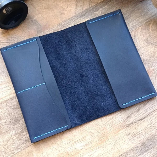 Étui de passeport personnalisé bleu foncé fait à la main avec gravure du nom, des initiales, du numéro de téléphone, d’un texte ou d’une image.