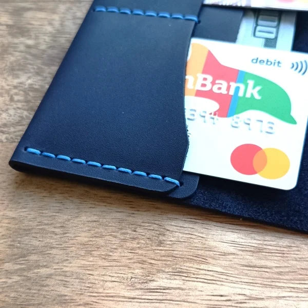 Étui de passeport personnalisé bleu foncé fait à la main avec gravure du nom, des initiales, du numéro de téléphone, d’un texte ou d’une image.