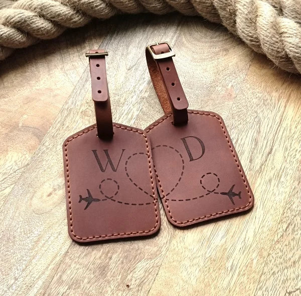 Lot de deux étiquettes à bagages. Etiquettes de valises personnalisées en cuir avec gravure. Cadeaux de mariage. Cadeaux de couple.