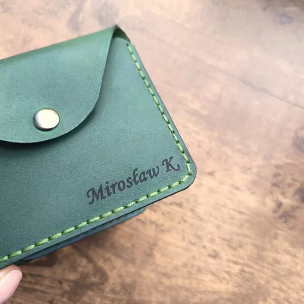 Cartera de piel verde hecha a mano con clip para billetes, bolsillo para monedas, 2 bolsillos para tarjetas de crédito y grabado personalizado