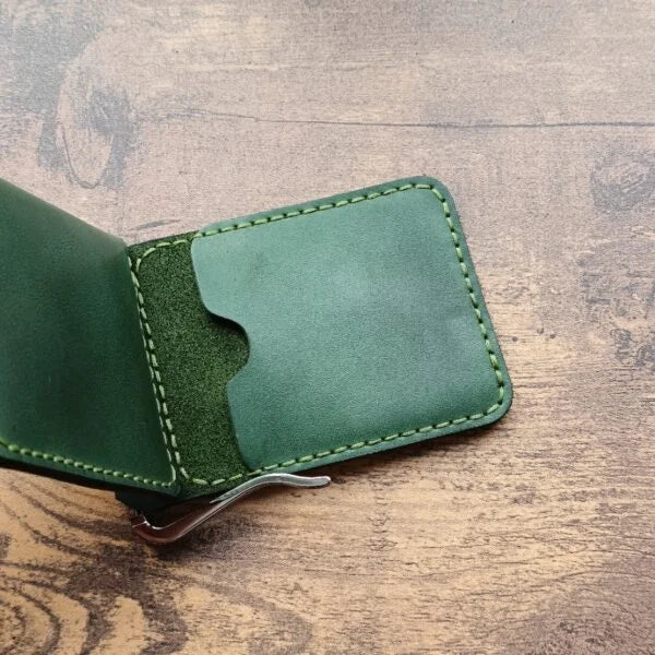 Cartera de piel verde hecha a mano con clip para billetes, bolsillo para monedas, 2 bolsillos para tarjetas de crédito y grabado personalizado