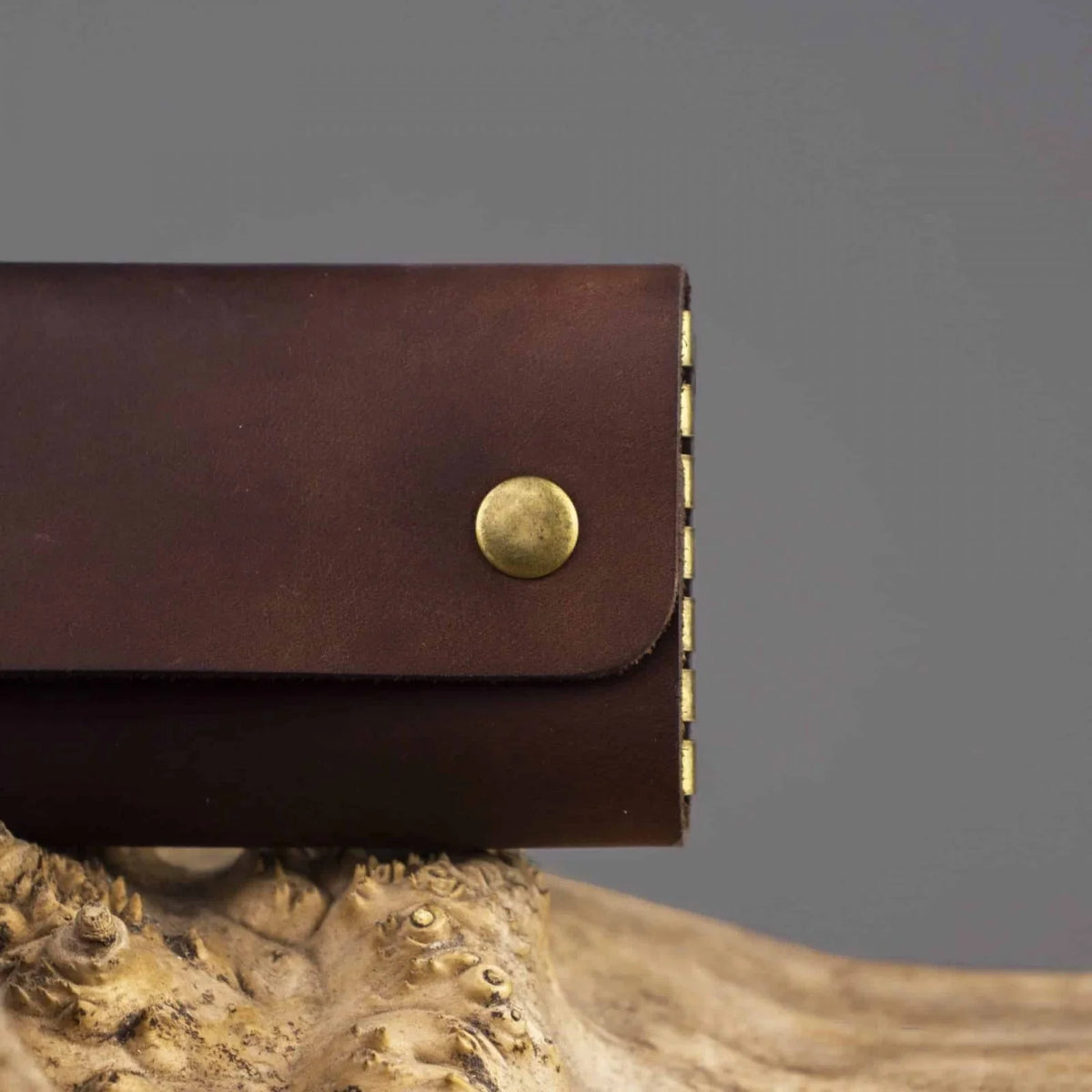 Leather key case. Personalized leather keychain wallet – custom key holder and organizer. Engraved key pouch with 6 key hooks.