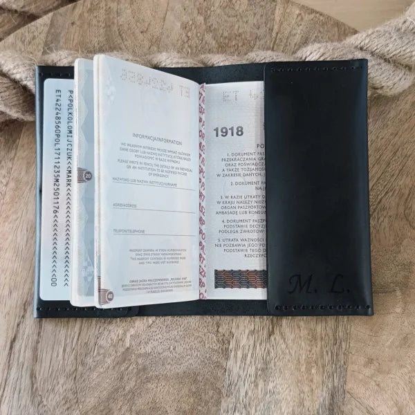 Étui de passeport en cuir personnalisé. Protège passeport en cuir noir personnalisé pour homme avec gravure du nom, des initiales, de la date, etc.