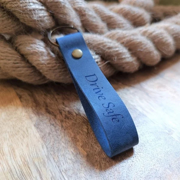 Porte-clés personnalisé en cuir bleu pour homme ou femme, gravé à la main avec un logo, une initiale, un nom, un texte ou une image.