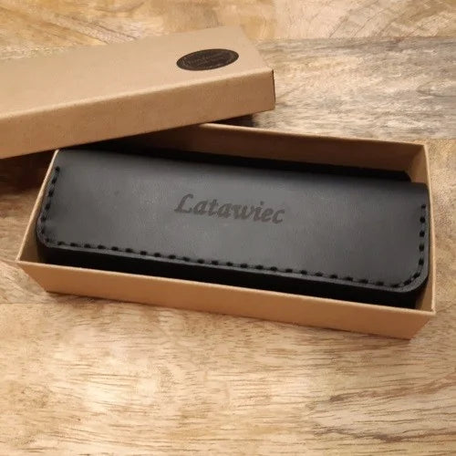 Etui pour 6 médiators de guitare. Etui à médiators en cuir personnalisé avec gravure d’initiales, logo, image ou texte.