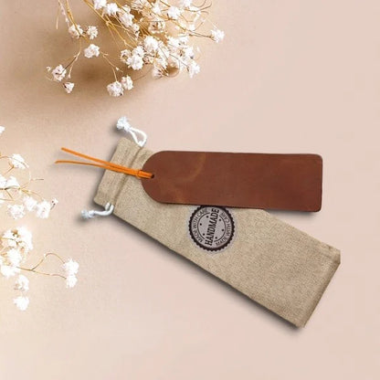 Cadeaux pour les amoureux des chiens. Marque-page personnalisé en cuir marron gravé avec le nom, les initiales ou une photo