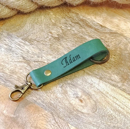 Personalized green leather keychain for women or men, handmade from high-quality leather, engraved with name, initials, etc.