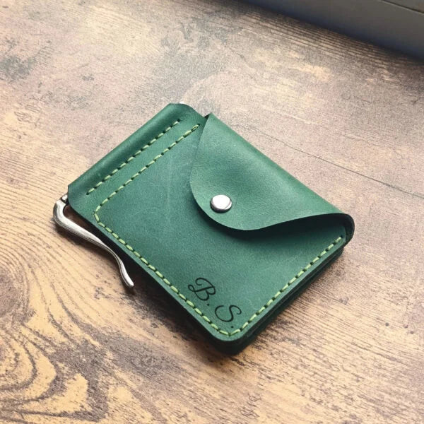 Cartera de piel verde hecha a mano con clip para billetes, bolsillo para monedas, 2 bolsillos para tarjetas de crédito y grabado personalizado