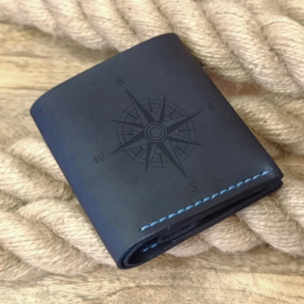 Portefeuille en cuir artisanal bleu foncé personnalisé avec gravure, 3 emplacements pour cartes, poche pour monnaie et compartiment pour billets