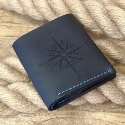 Portefeuille en cuir artisanal bleu foncé personnalisé avec gravure, 3 emplacements pour cartes, poche pour monnaie et compartiment pour billets