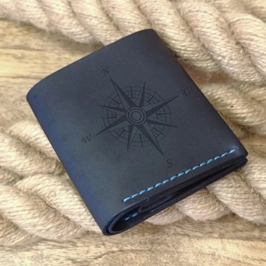 Portefeuille en cuir artisanal bleu foncé personnalisé avec gravure, 3 emplacements pour cartes, poche pour monnaie et compartiment pour billets