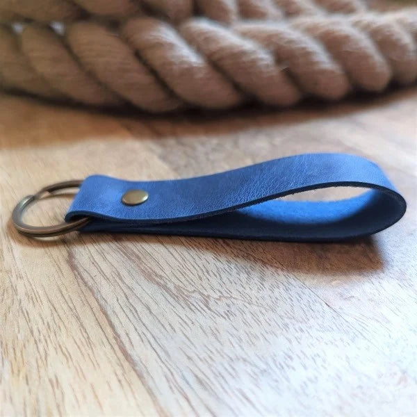 Porte-clés personnalisé en cuir bleu pour homme ou femme, gravé à la main avec un logo, une initiale, un nom, un texte ou une image.