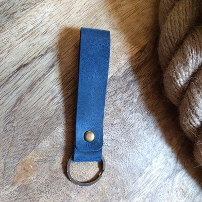 Porte-clés personnalisé en cuir bleu pour homme ou femme, gravé à la main avec un logo, une initiale, un nom, un texte ou une image.