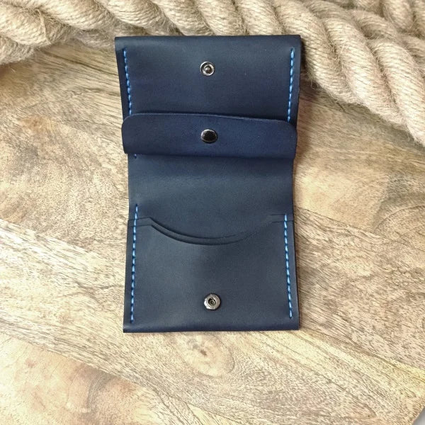 Portefeuille en cuir artisanal bleu foncé personnalisé avec gravure, 3 emplacements pour cartes, poche pour monnaie et compartiment pour billets