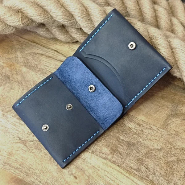 Portefeuille en cuir artisanal bleu foncé personnalisé avec gravure, 3 emplacements pour cartes, poche pour monnaie et compartiment pour billets