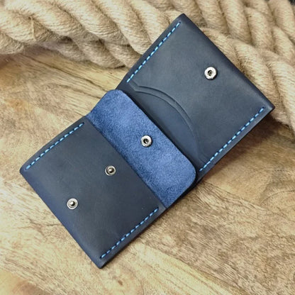 Portefeuille en cuir artisanal bleu foncé personnalisé avec gravure, 3 emplacements pour cartes, poche pour monnaie et compartiment pour billets