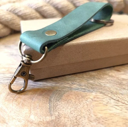Personalized green leather keychain for women or men, handmade from high-quality leather, engraved with name, initials, etc.