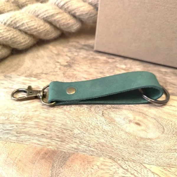 Personalized green leather keychain for women or men, handmade from high-quality leather, engraved with name, initials, etc.