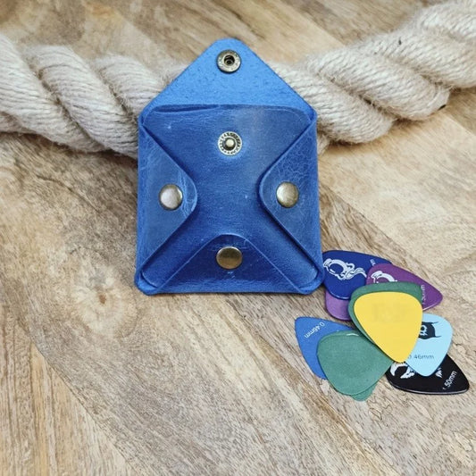 Pochette pour médiators de guitare personnalisée avec une gravure faite à la main en cuir véritable avec le logo, le nom et les initiales.