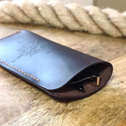 Etui à lunettes en cuir personnalisé avec gravure. Etui à lunettes de soleil personnalisé. Etui à lunettes en cuir marron fait main.