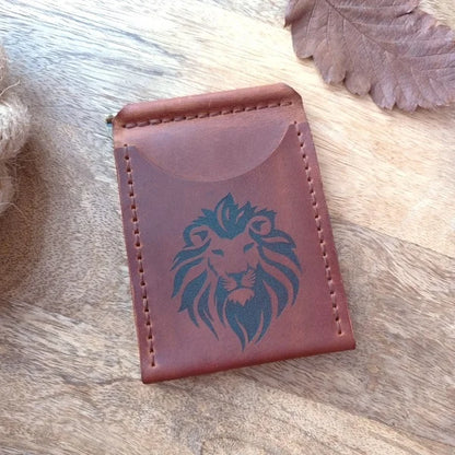 Portefeuille en cuir avec pince à billets avec quatre fentes pour cartes et image de lion et gravure personnalisée de tout texte ou image