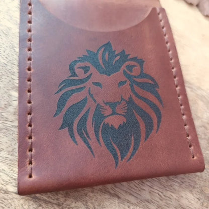 Portefeuille en cuir avec pince à billets avec quatre fentes pour cartes et image de lion et gravure personnalisée de tout texte ou image