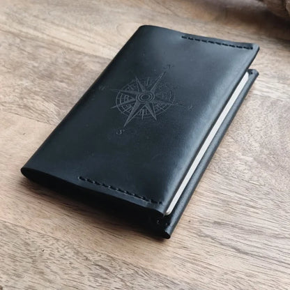 Étui de passeport en cuir personnalisé. Protège passeport en cuir noir personnalisé pour homme avec gravure du nom, des initiales, de la date, etc.