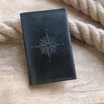 Étui de passeport en cuir personnalisé. Protège passeport en cuir noir personnalisé pour homme avec gravure du nom, des initiales, de la date, etc.