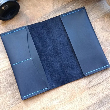 Étui de passeport personnalisé bleu foncé fait à la main avec gravure du nom, des initiales, du numéro de téléphone, d’un texte ou d’une image.
