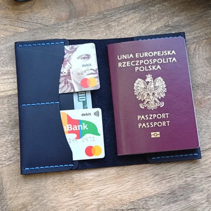 Étui de passeport personnalisé bleu foncé fait à la main avec gravure du nom, des initiales, du numéro de téléphone, d’un texte ou d’une image.
