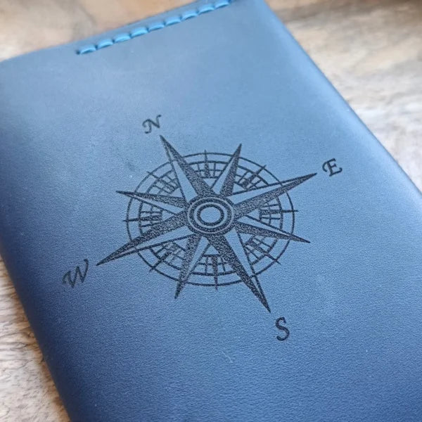 Étui de passeport personnalisé bleu foncé fait à la main avec gravure du nom, des initiales, du numéro de téléphone, d’un texte ou d’une image.