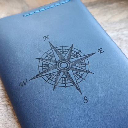 Étui de passeport personnalisé bleu foncé fait à la main avec gravure du nom, des initiales, du numéro de téléphone, d’un texte ou d’une image.