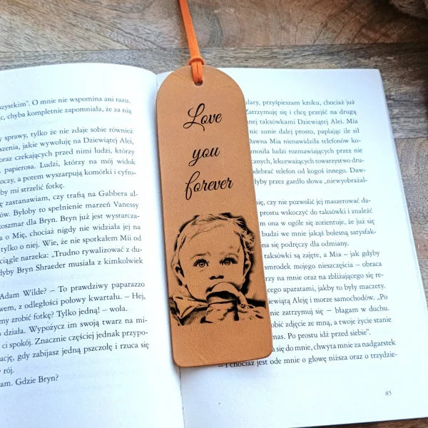 Marque-page personnalisé en cuir jaune avec photo de bébé gravée, nom, date etc. Le meilleur cadeau pour papa, maman, grand-père et grand-mère