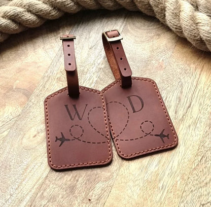 Lot de deux étiquettes à bagages. Etiquettes de valises personnalisées en cuir avec gravure. Cadeaux de mariage. Cadeaux de couple.
