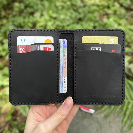 Portefeuille minimaliste personnalisé en cuir avec 4 fentes pour cartes, deux compartiments pour billets fait à la main en cuir noir avec gravure