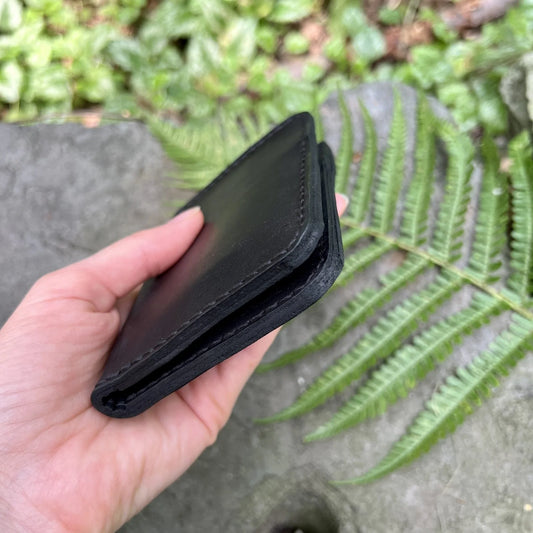 Portefeuille minimaliste personnalisé en cuir avec 4 fentes pour cartes, deux compartiments pour billets fait à la main en cuir noir avec gravure