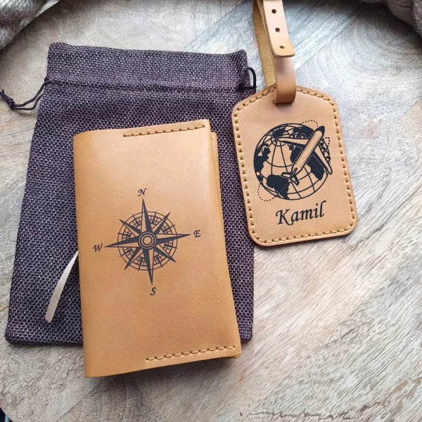 Set cadeau personnalisé composé d’une étiquette de bagage et d’un couvre-passeport fabriqués à la main en cuir jaune de haute qualité, avec gravure