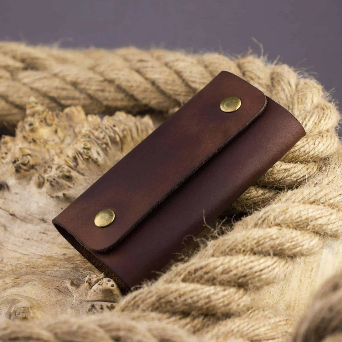 Leather key case. Personalized leather keychain wallet – custom key holder and organizer. Engraved key pouch with 6 key hooks.