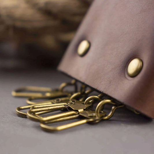 Leather key case. Personalized leather keychain wallet – custom key holder and organizer. Engraved key pouch with 6 key hooks.