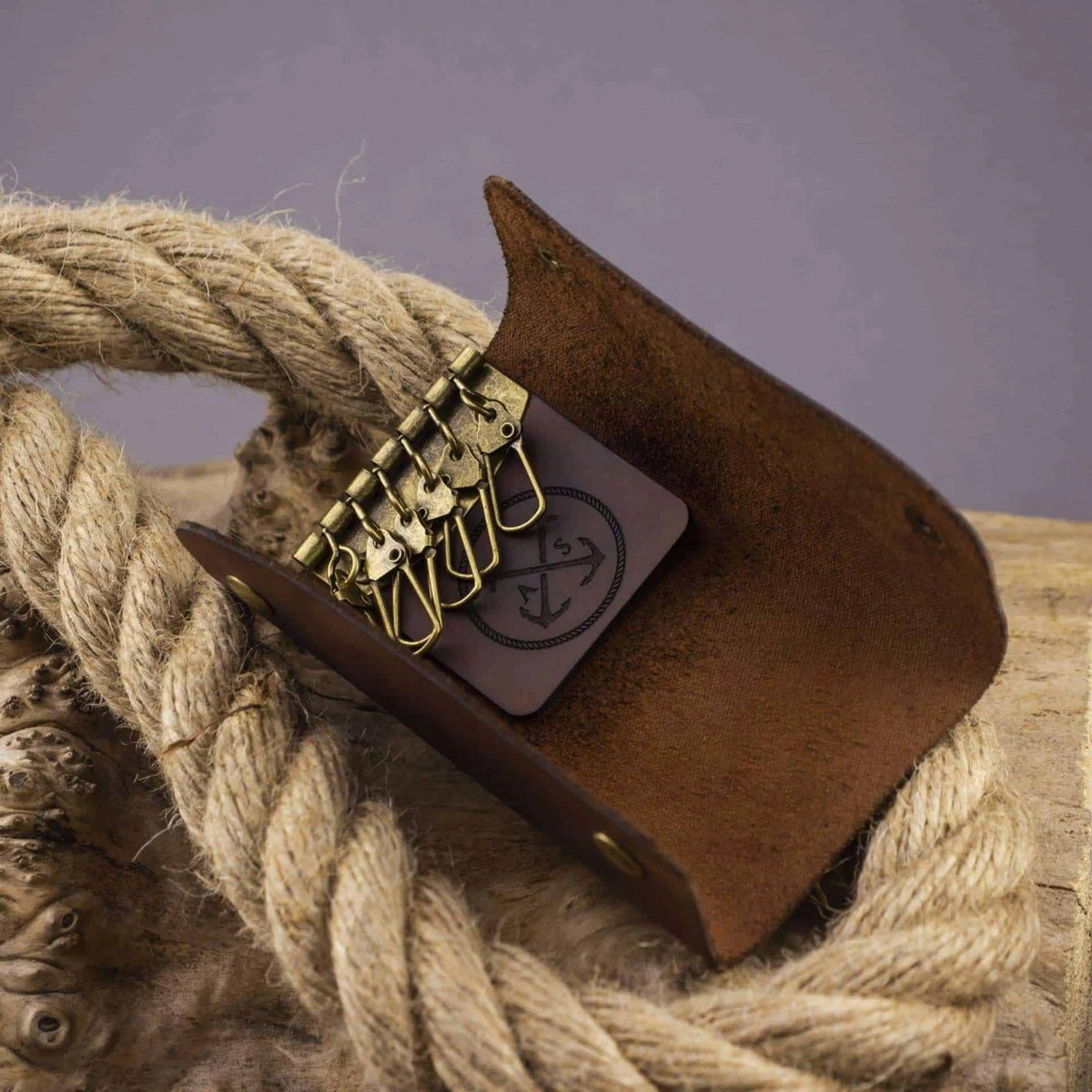Leather key case. Personalized leather keychain wallet – custom key holder and organizer. Engraved key pouch with 6 key hooks.
