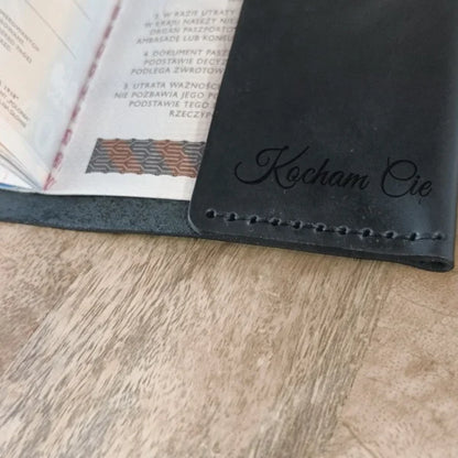 Étui de passeport en cuir personnalisé. Protège passeport en cuir noir personnalisé pour homme avec gravure du nom, des initiales, de la date, etc.