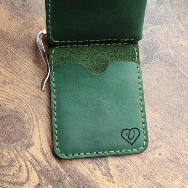 Cartera de piel verde hecha a mano con clip para billetes, bolsillo para monedas, 2 bolsillos para tarjetas de crédito y grabado personalizado